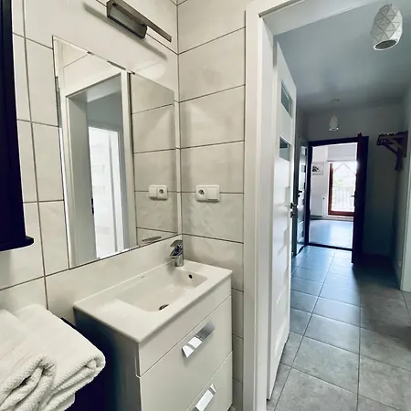 Urban Jungle - The Garden Side Apartment